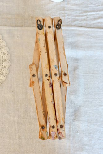 Porte manteau mural vintage en bois de pin rétractable