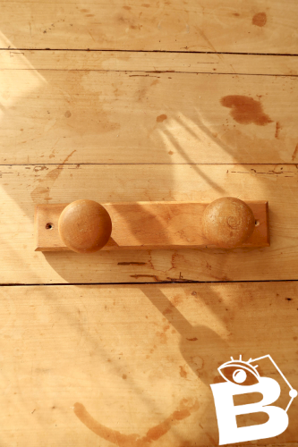 Porte manteau mural vintage en pin 2 crochets