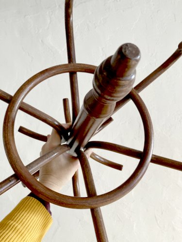 Porte manteau perroquet en bois courbé