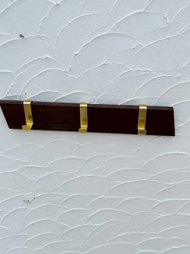 Porte manteau vintage bois et laiton 3 patères années 60