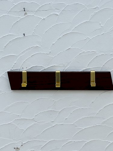 Porte manteau vintage bois et laiton 3 patères années 60