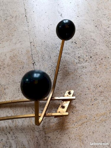 Porte manteau vintage en metal dore et boule en bois noir en etat correct (made in chiner)