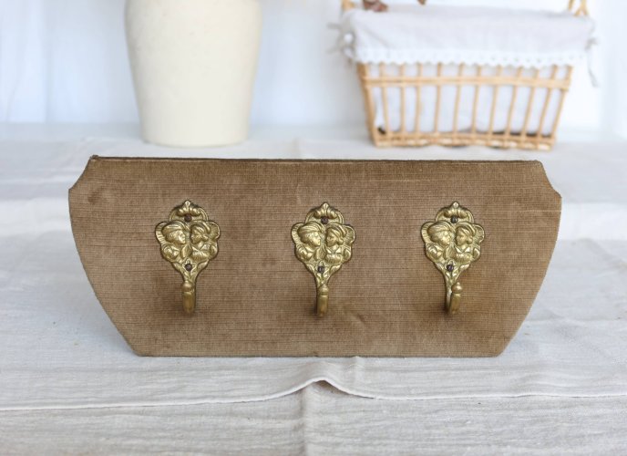 Porte manteau vintage en velours et crochets en laiton