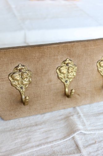 Porte manteau vintage en velours et crochets en laiton