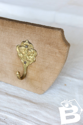Porte manteau vintage en velours et crochets en laiton