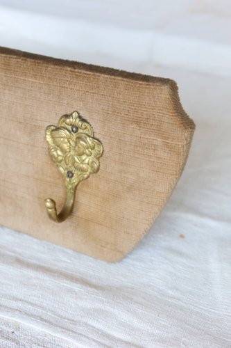 Porte manteau vintage en velours et crochets en laiton