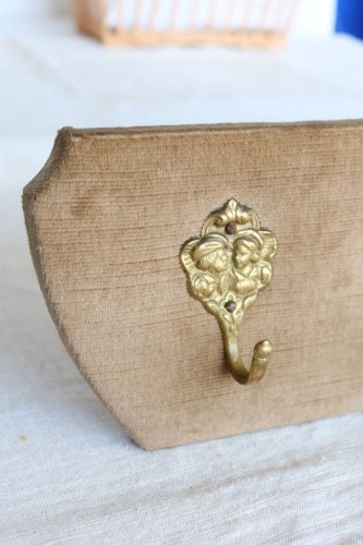 Porte manteau vintage en velours et crochets en laiton