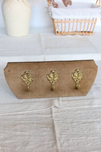 Porte manteau vintage en velours et crochets en laiton