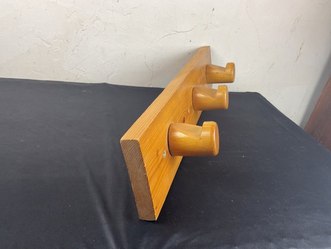 Porte-manteaux à 3 patères Charlotte Perriand  Les Arcs , Miribel .