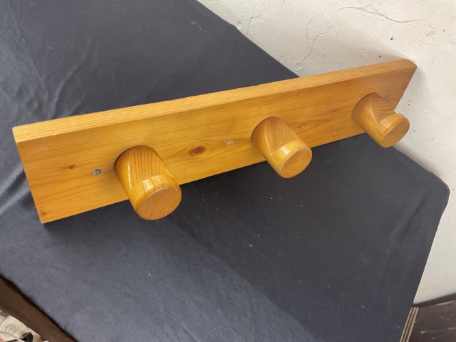 Porte-manteaux à 3 patères Charlotte Perriand  Les Arcs , Miribel .