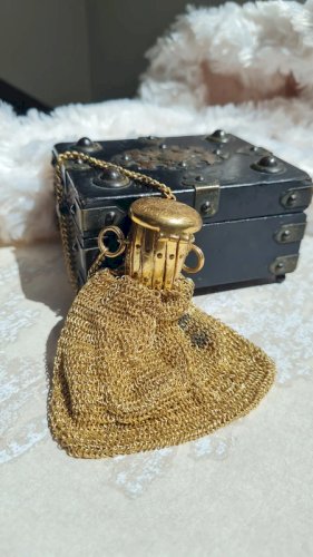 Porte -monnaie ancien en mailles ou aumônière dorée