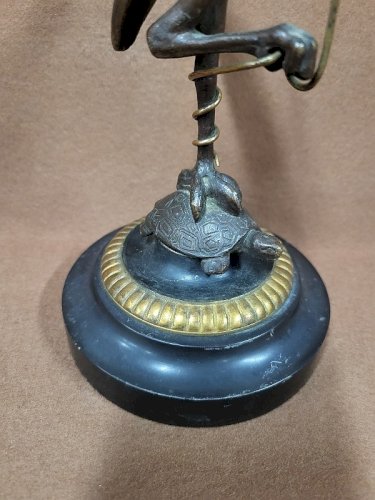 PORTE MONTRE A GOUSSET EN BRONZE SOCLE EN MARBRE ECHASSIER SUR UNE TORTUE