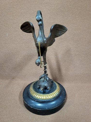 PORTE MONTRE A GOUSSET EN BRONZE SOCLE EN MARBRE ECHASSIER SUR UNE TORTUE