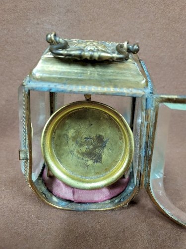 PORTE MONTRE A GOUSSET EN VERRE BISEAUTE