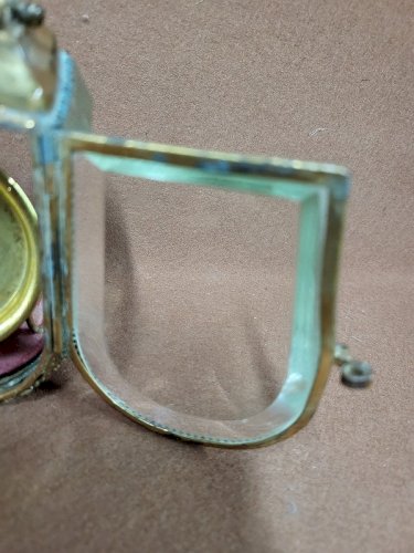 PORTE MONTRE A GOUSSET EN VERRE BISEAUTE