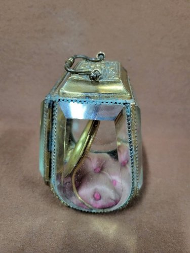 PORTE MONTRE A GOUSSET EN VERRE BISEAUTE