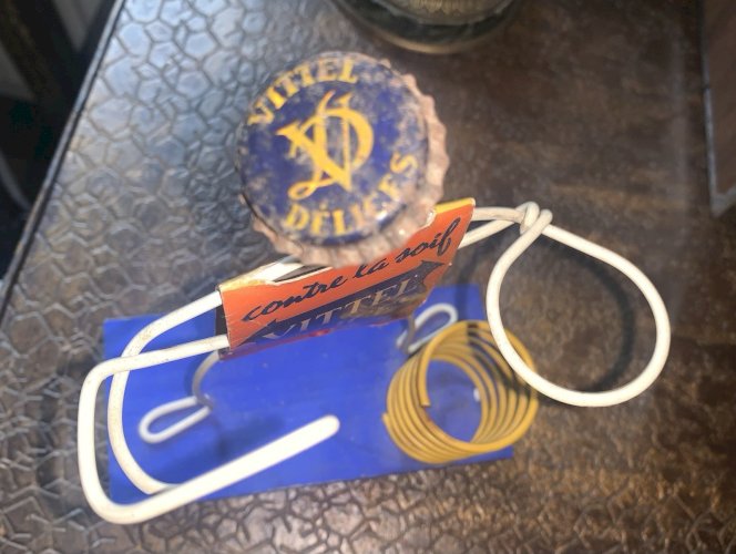 Porte pailles publicitaire vintage Vittel Délices fil de fer papier celluloïd