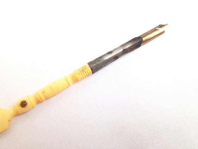 Porte-plume ouvre-lettres ancien bakélite, à œil secret