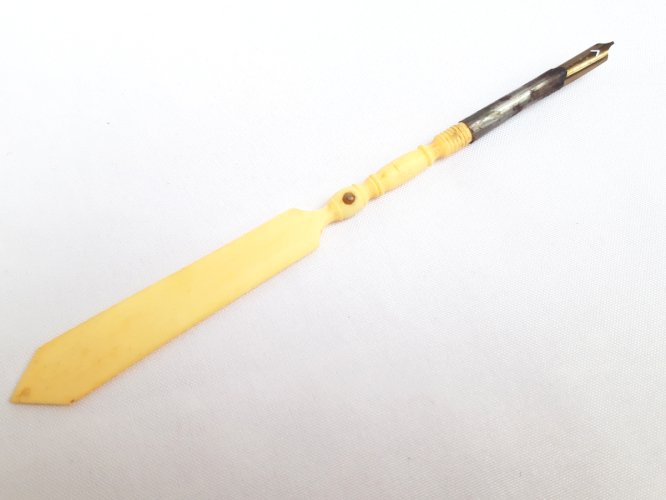 Porte-plume ouvre-lettres ancien bakélite, à œil secret