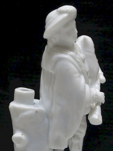 -PORTE PLUME PORCELAINE BLANCHE XIXe joueur de CORNEMUSE VITRINE déco BUREAU   D