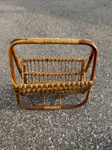 porte-revue en rotin vintage