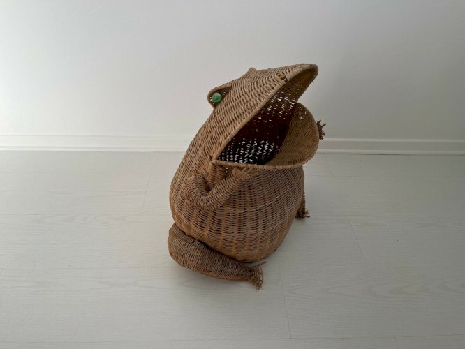 PORTE REVUE  GRENOUILLE  EN ROTIN, OSIER DESIGN OLIVIER CAJAN 1975 VINTAGE