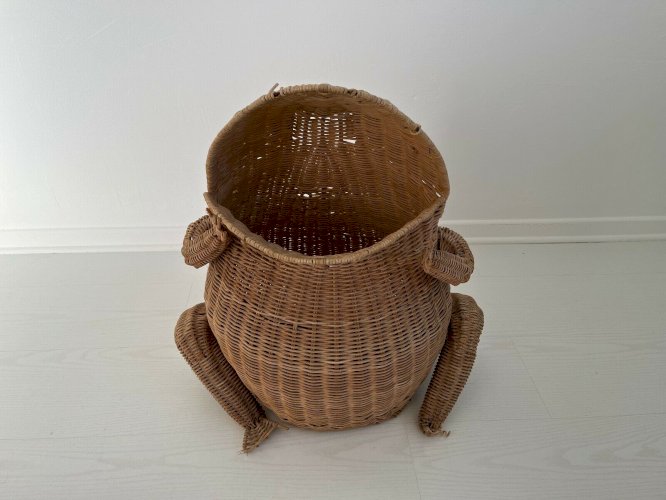 PORTE REVUE  GRENOUILLE  EN ROTIN, OSIER DESIGN OLIVIER CAJAN 1975 VINTAGE