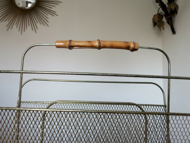 PORTE REVUES EN METAL DEPLOYE DORE ET POIGNEE EN BAMBOU ANNEES 50 60 VINTAGE