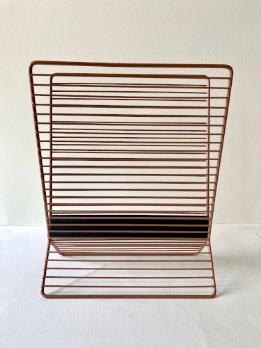 Porte-revues en métal filaire et compartiment triangulaire, années 1950