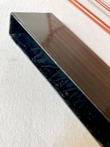 Porte-revues en métal filaire et compartiment triangulaire, années 1950