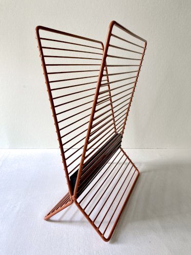 Porte-revues en métal filaire et compartiment triangulaire, années 1950