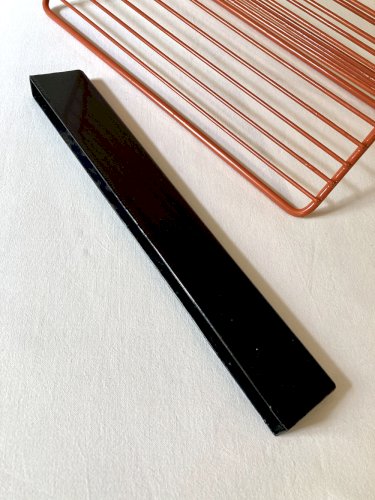 Porte-revues en métal filaire et compartiment triangulaire, années 1950