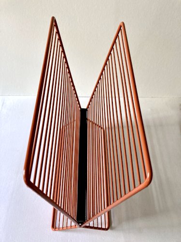 Porte-revues en métal filaire et compartiment triangulaire, années 1950