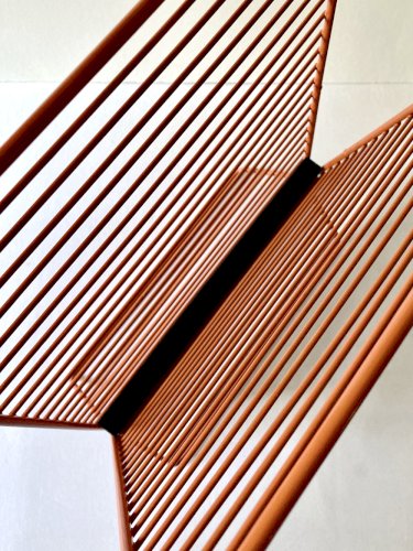 Porte-revues en métal filaire et compartiment triangulaire, années 1950
