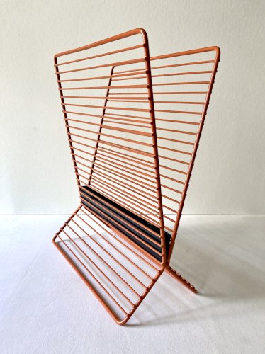 Porte-revues en métal filaire et compartiment triangulaire, années 1950