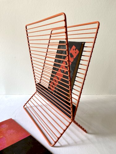 Porte-revues en métal filaire et compartiment triangulaire, années 1950