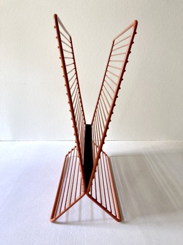 Porte-revues en métal filaire et compartiment triangulaire, années 1950