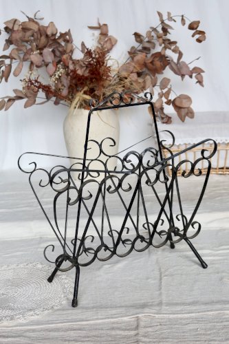 Porte-revues vintage en métal noir à volutes