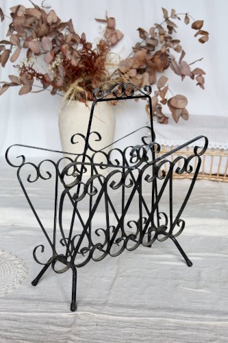Porte-revues vintage en métal noir à volutes