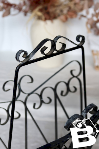 Porte-revues vintage en métal noir à volutes