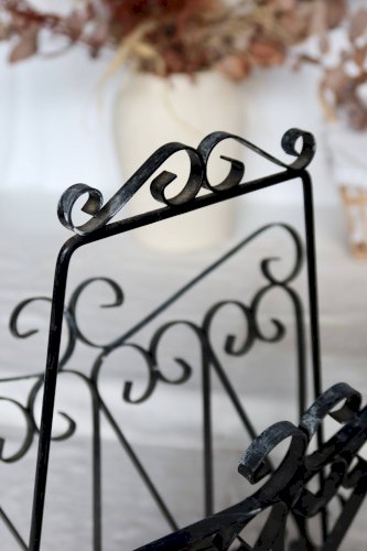 Porte-revues vintage en métal noir à volutes