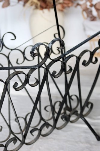 Porte-revues vintage en métal noir à volutes