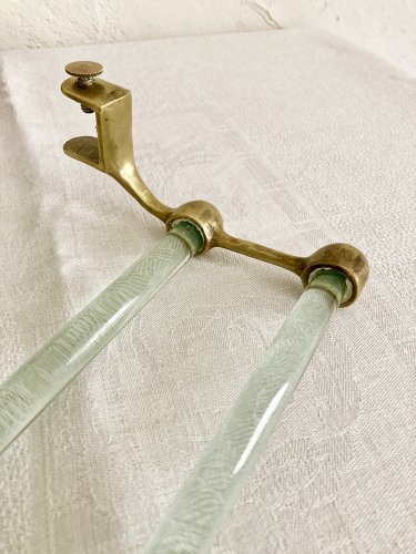 Porte-serviettes ancien en verre et laiton