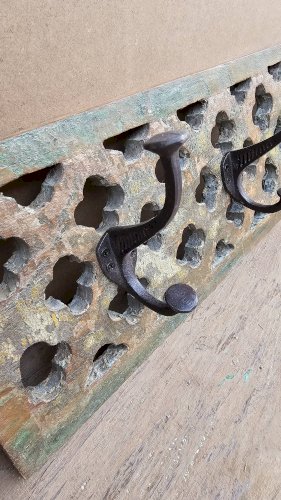 Portemanteau en teck avec 6 double patères en fonte