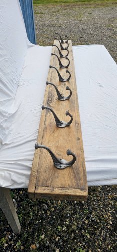 Portemanteau en teck avec 8 double crochets en fonte