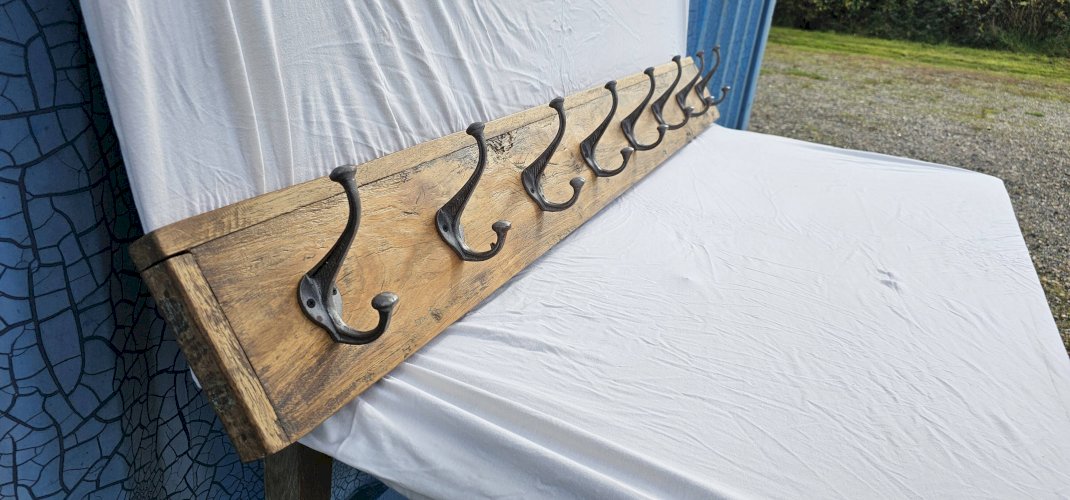 Portemanteau en teck avec 8 double crochets en fonte