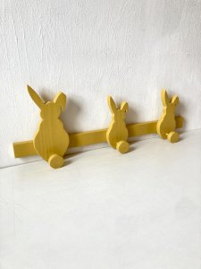 Portemanteau enfant 3 patères lapins en bois de pin, jaune curcuma
