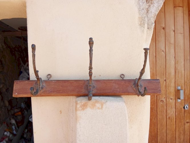 Portemanteaux a trois patères qui ont beaucoup de charme avec chacune leurs différences.