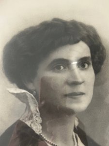 Portrait avec cadre en laiton repoussé, années 20