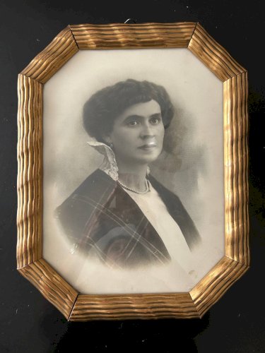 Portrait avec cadre en laiton repoussé, années 20